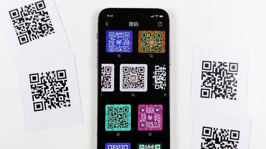 һ��չʾ΢��app��ά�����ɹ��ܵ�ͼƬ������������һ���ֻ�����Ļ����ʾ΢��app������ҳ�棬�ж����ά����ʽ����ͼ���У���ɫ���죬����һ����ά�����Ĵ���һ��Сͼ�꣬�ֻ��Ա�ɢ���ż���ӡ�ж�ά��Ŀ�Ƭ������Ϊ��ɫ���棬������£������������޶���Ԫ��