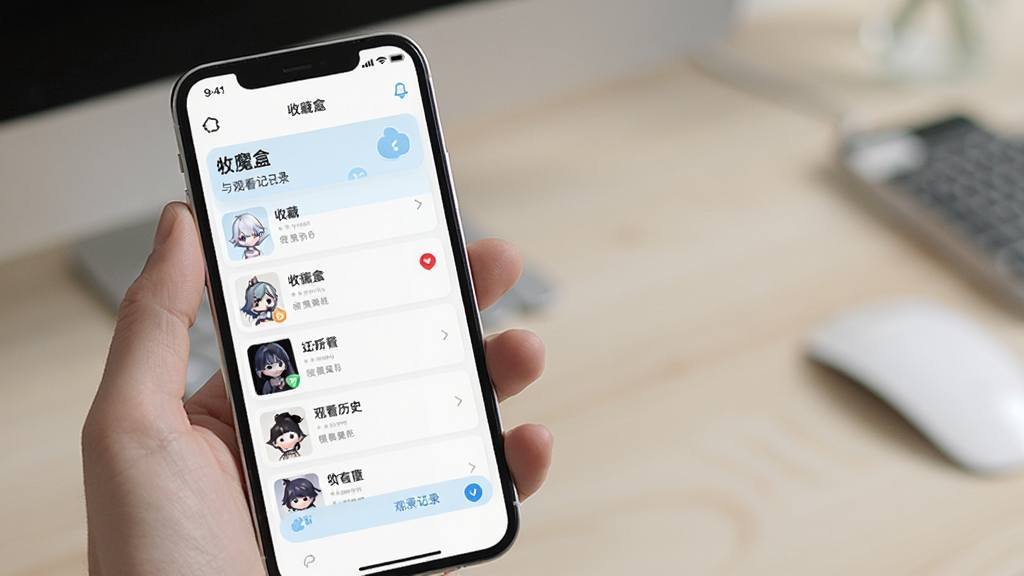 cc魔盒收藏与观看记录功能展示图,画面中手机屏幕显示收藏列表和观看历史记录,界面整洁有序,风格简约,配色以白色和浅蓝为主,高清画质