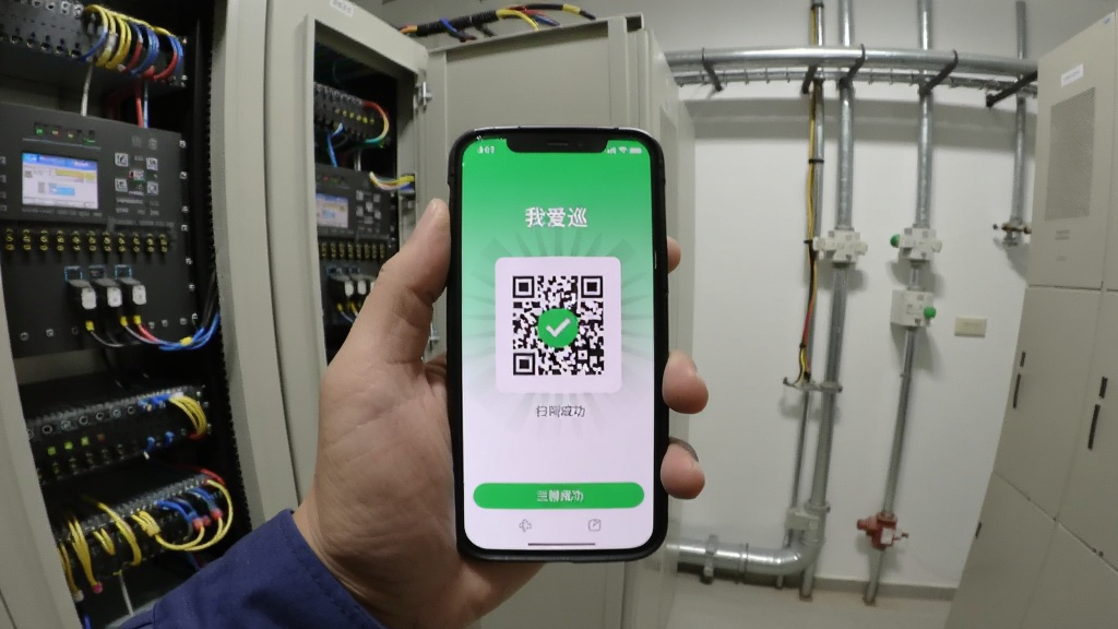 图片主体为巡检人员手持手机在设备机房内进行扫码打卡,手机屏幕上显示“我爱巡”的扫码成功界面与对勾动画。布局以第一人称视角展现,背景为配电柜与管道。风格为现场实拍感,细节突出手机与二维码的距离,画质清晰真实,无多余元素。