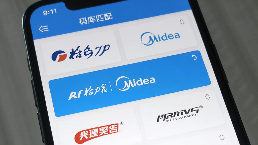 �����յ�ң����app�����ƥ������ͼ���ֻ���Ļ����ʾ����յ�Ʒ��Logo�б����������������ĵȣ�����Ϊ�������б���ʽ������ƽ����ƣ�ϸ��չʾ����ѡ�е�Ʒ�ƣ����������ɾ����޶���Ԫ��