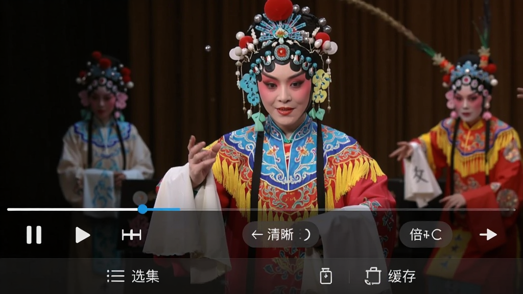 粤剧迷App播放界面截图,画面上是正在上演的粤剧《帝女花》片段,演员穿着华丽戏服,下方有播放控制条,包含暂停、快进、清晰度选择、倍速播放等按钮,界面底部有“选集”和“缓存”图标,整体风格简洁,画质清晰,色彩鲜艳,无多余元素