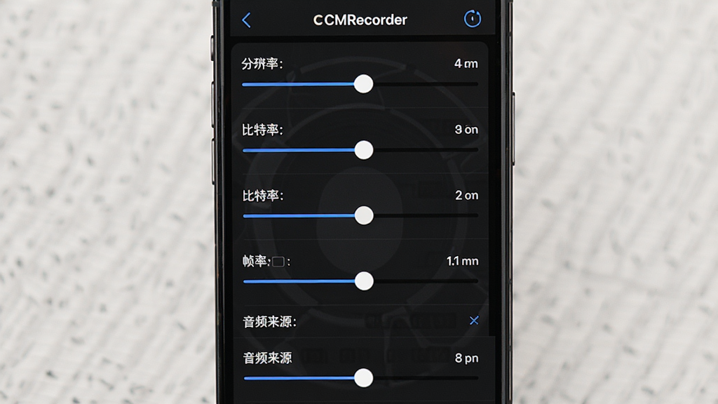CMRecorder�������ý���չʾ������Ϊ�ֻ���Ļ�ϵ����ò˵��б������ֲ����������У��Ű�չʾ�ֱ��ʡ������ʡ�֡�ʡ���Ƶ��Դ��ѡ����Ϊ��ɫ�����רҵ���߽��棬ϸ�ڰ���������ڿؼ�����ֵ��ʾ�������������ɾ����޶���Ԫ��