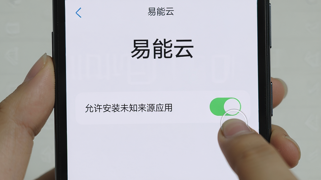 �ֻ���Ļ��ʾ������APP�İ�װȨ�����ý��棬�С�������װδ֪��ԴӦ�á��Ŀ��ذ�ť���Ա�����ָ�����ʾ�⣬����Ϊǳɫ�ֻ�ϵͳ����ҳ�棬�������С������ơ����ֱ�ʶ�����̳����ͼ���Ű�������ϸ�ڷḻ��4K���ʣ��ɾ��޶���Ԫ��