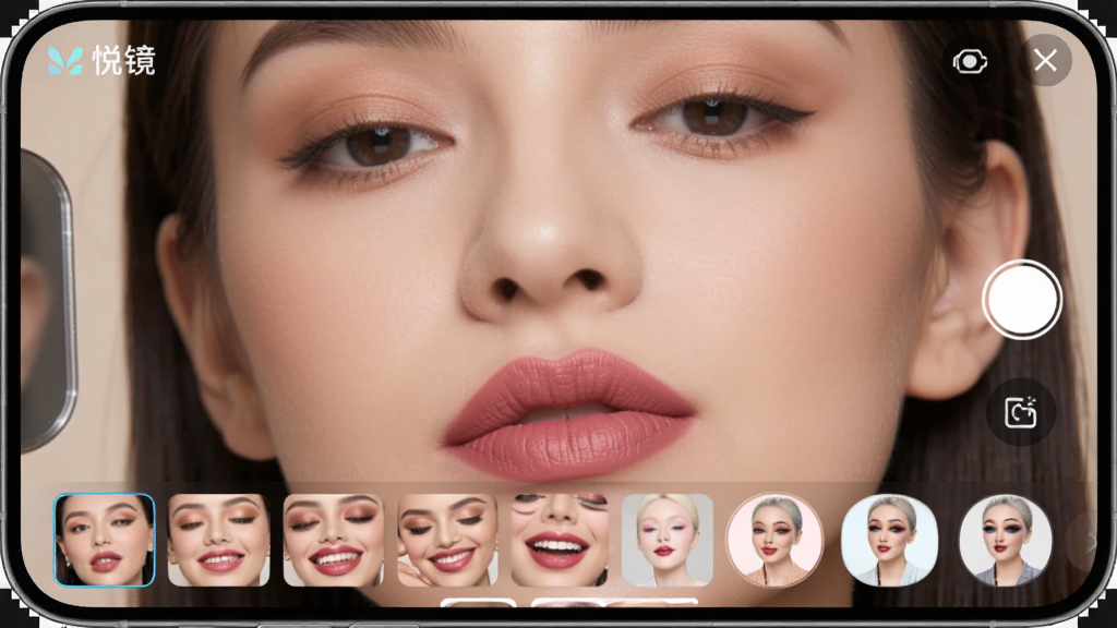 �ֻ���Ļ��ʾ���þ���������ױ���棬��������һλŮ�Ե��沿��д���촽�ϵ�����õ��ɫ�ں�Ч�����۾���Χ�е���ɫ��Ӱ����Ļ�·�������һ��ױ������ͼ���˾�ѡ����Ϊʱ����ױ��Ӧ�ý��棬ϸ�ڰ���ϸ���ױ�ݱ�Ե�ںϡ���͵Ĺ��ߣ������������ɾ����޶���Ԫ��