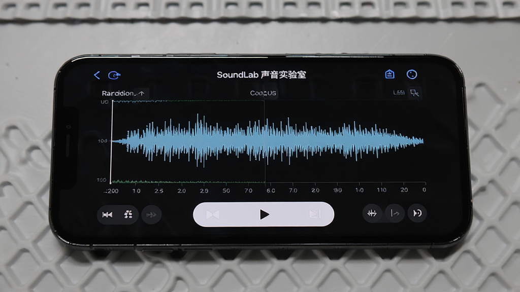 һ��չʾSoundLab ����ʵ����¼�����������ͼƬ������Ϊ�ֻ���Ļ��ʾ¼��������طŰ�ť������Ϊ�ֻ�����չʾ������Ϊǳ��ɫ����̨�����Ϊ��Լ���߷磬ϸ�ڰ���ʱ���ᡢ���������벥�ſ���ͼ�꣬�����������޶���Ԫ��